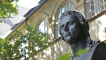Friedrich Schiller Bu_ste vor dem Universita_tshauptgeba_ude Friedrich Schiller Bu_ste vor dem Universita_tshauptgeba_ude